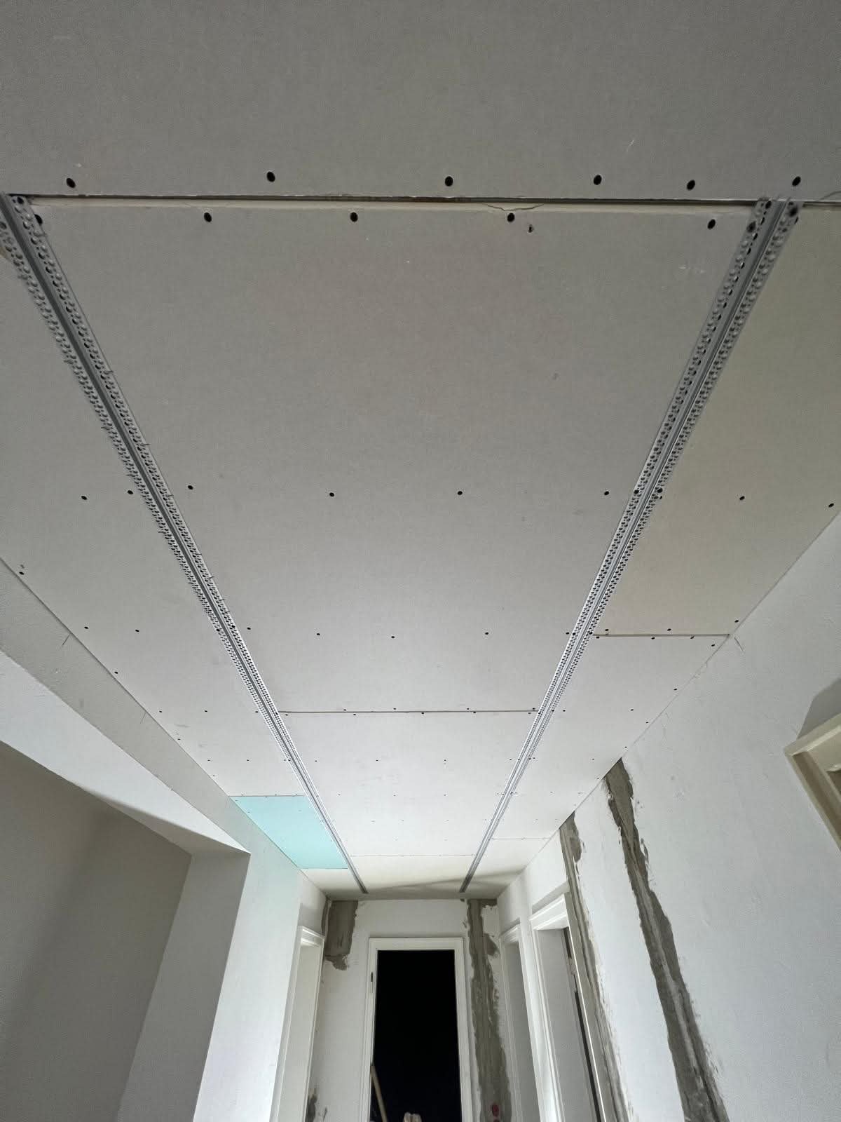 Abgehängte Decke im Trockenbau mit Kantenprofilen, vorbereitet für LED-Beleuchtung – München